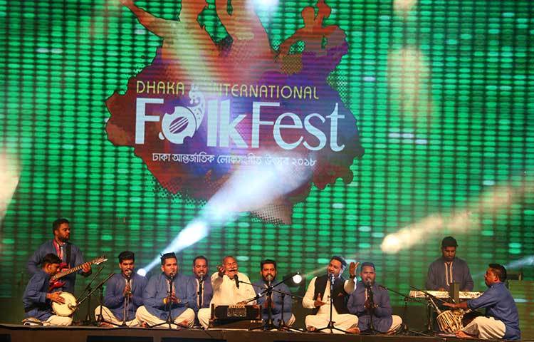 সংগীত পরিবেশন করছেন শিল্পীরা। ছবি : মাহবুব আলম