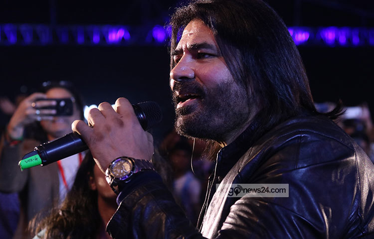 শনিবার পাকিস্তানি শিল্পী শাফকাত আমানাত আলীর সুরে হারিয়ে শেষ হলো এবারের ফোক ফেস্ট। রাত সাড়ে ১০টায় স্টেজে উঠেন তিনি। ছবি : মাহবুব আলম