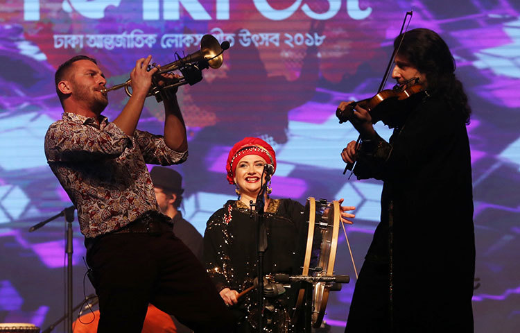 লোকসংগীত পরিবেশন করে দর্শক মাতিয়ে তোলে পোল্যান্ডের খ্যাতিসম্পন্ন ব্যান্ড দিকান্দা। ছবি : মাহবুব আলম