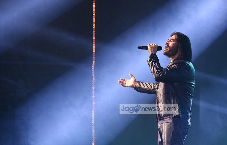 গানে গানে শ্রোতাদের মুগ্ধ করছেন শিল্পী শাফকাত আমানাত আলী। ছবি : মাহবুব আলম