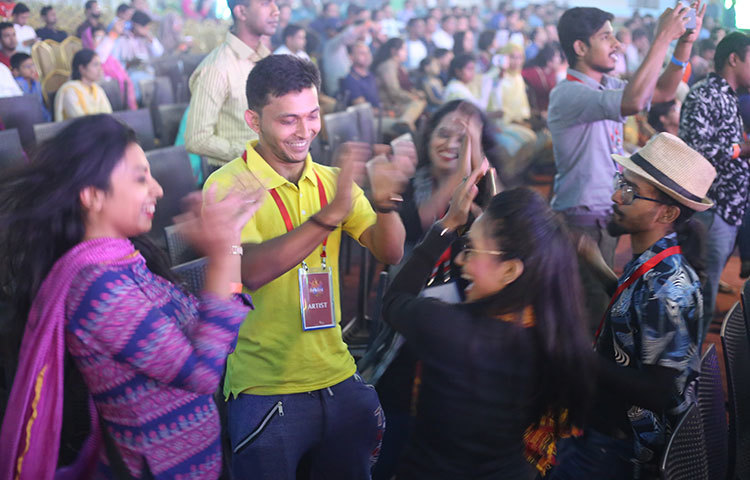 গানের সুরে মেতেছে তরুণ সংগীতপ্রেমীরা। ছবি : মাহবুব আলম