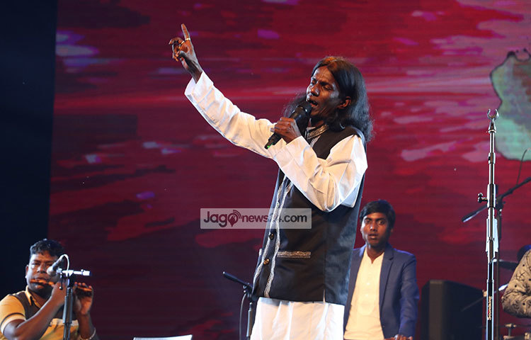 বাউল কবির শাহ গানের তালে মগ্ন হয়ে আছেন। ছবি : মাহবুব আলম
