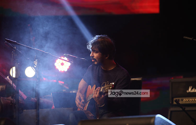 লালন ও আব্দুল আলীমের গানে মাতালেন অর্ণব। ছবি : মাহবুব আলম