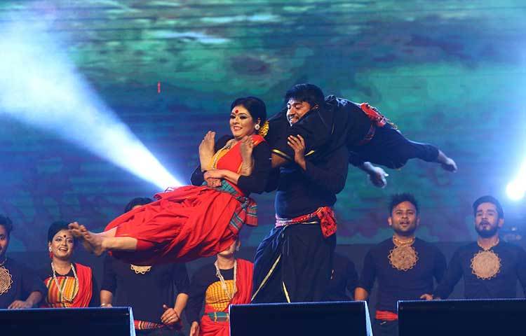 অনুষ্ঠানের শুরুতে নাচের তালে মুগ্ধ হয় দর্শকরা। ছবি : মাহবুব আলম