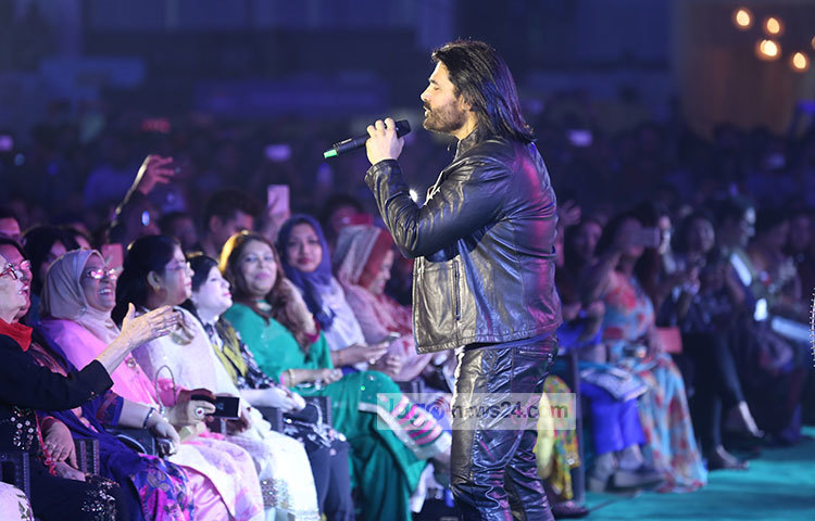 গানের সুরে মাতোয়ারা দর্শক-শ্রোতারা। ছবি : মাহবুব আলম