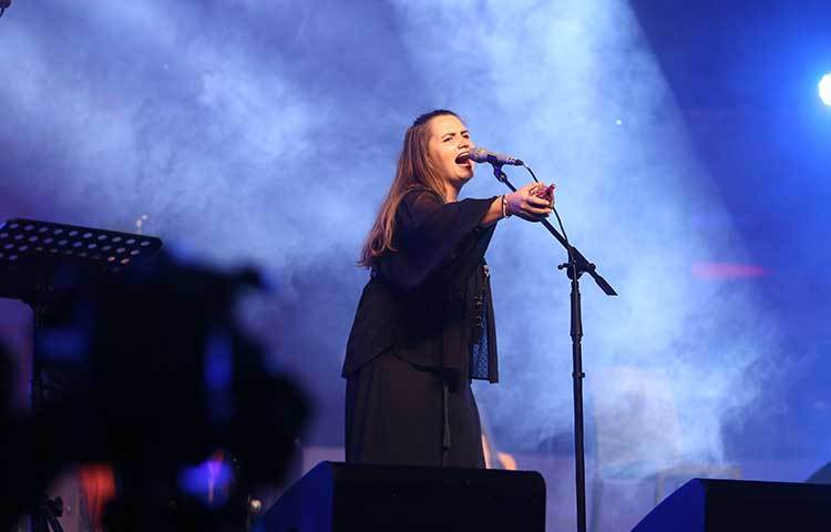 বাঙালি সংগীতপ্রেমিদের মন কাড়তে ভাঙা ভাঙা বাংলায় কথা বলার চেষ্টা করলেন দিকান্দা ব্যান্ডের ভোকাল আনিয়া উইটযাক। ছবি : মাহবুব আলম