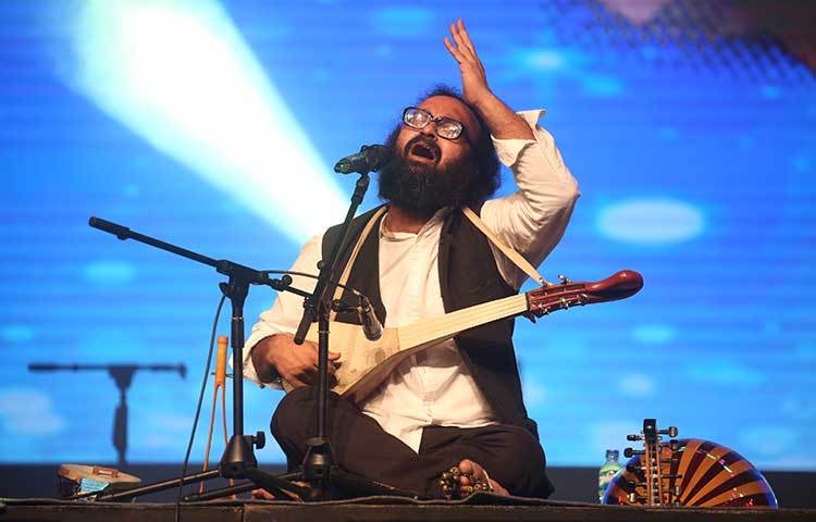 ঢাকা আন্তর্জাতিক ফোক ফেস্টের চতুর্থ আসরের প্রথম দিনের শেষ দুটি পরিবেশনা ছিল ভারতের সাত্যকি ব্যানার্জি ও ওয়াদালি ব্রাদার্সের। ছবি : মাহবুব আলম