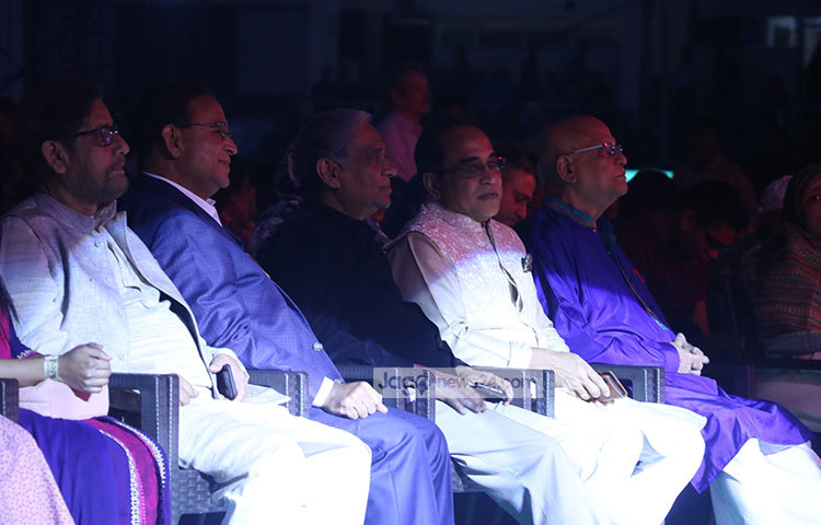 সংস্কৃতিমন্ত্রী ও অর্থমন্ত্রীসহ গুরুত্বপূর্ণ ব্যক্তিবর্গ লোকগানের সুরে নিমগ্ন। ছবি : মাহবুব আলম