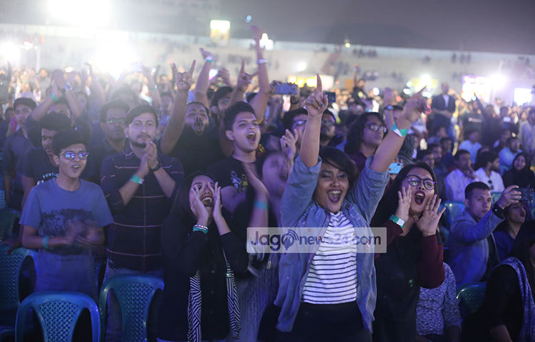 গানের সুরে মেতেছে তারুণ্য। ছবি : মাহবুব আলম