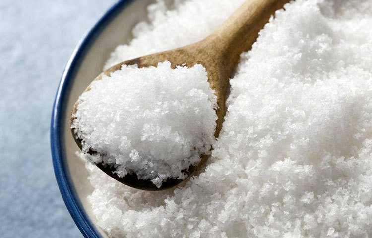 লবণ বাতের জন্য মারাত্মক এক খাবার। এতে বাতের ব্যথা বেড়ে যেতে পারে। ফুলতে পারে গাঁট। ফলে লবণ কম করে দেওয়াই ভালো।