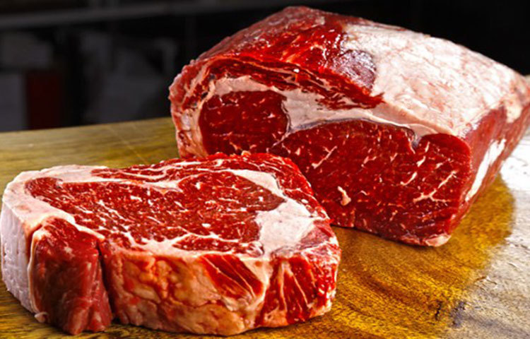 রেড মিট বাতের জন্য একেবারেই বিষ বলা যেতে পারে। এতে থাকে স্যাচুরেটেড ফ্যাট যা বাতের ব্যথা বাড়িয়ে দিতে পারে। ক্ষতি করতে পারে অ্যডিপোজ টিস্যুর। অ্যডিপোজ টিস্যুর ফেলা হার্টের অসুখের লক্ষণ হতে পারে। ফ্রায়েড ও প্রসেসড ফুডও মারাত্মক হতে পারে।