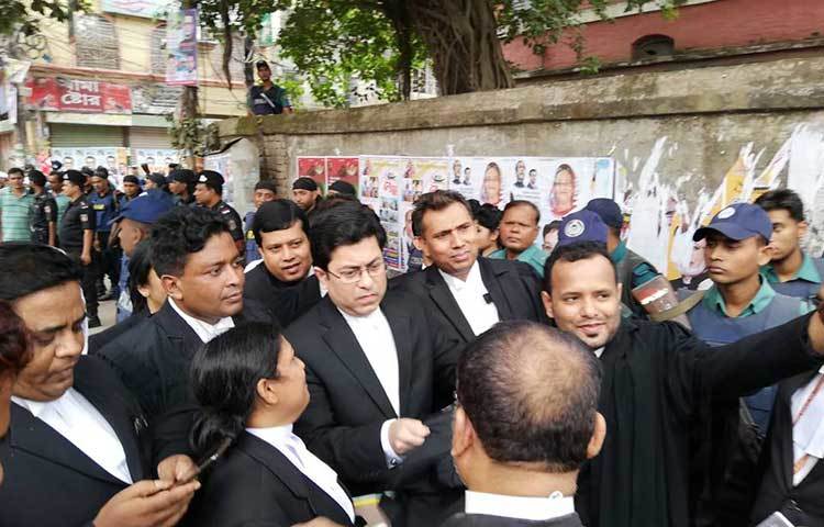 সেলফি তুলছেন এক আইনজীবী। বুধবার (১০ অক্টোবর) সাবেক কেন্দ্রীয় কারাগারের পাশে অবস্থিত ঢাকার ১নং অস্থায়ী দ্রুত বিচার ট্রাইব্যুনালের বিচারক শাহেদ নুর উদ্দিন এ রায় ঘোষণা করেন। ছবি : মাহবুব আলম