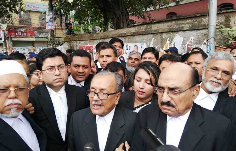 গণমাধ্যমের সঙ্গে কথা বলেছেন আইনজীবীরা। ছবি : মাহবুব আলম