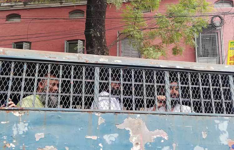 আসামীদের প্রিয়জন ভ্যানে করে নিয়ে যাওয়া হচ্ছে। ছবি : মাহবুব আলম