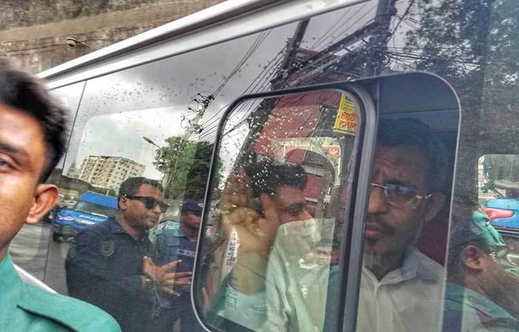 মৃত্যুদণ্ডপ্রাপ্ত সাবেক স্বরাষ্ট্র প্রতিমন্ত্রী লুৎফুজ্জামান বাবরের বহনকারী গাড়ি। ছবি : মাহবুব আলম