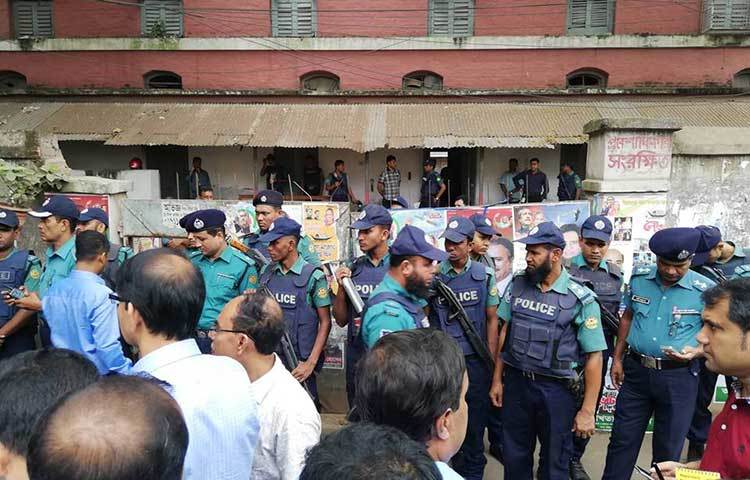 দ্রুত বিচার ট্রাইব্যুনাল এলাকায় পুলিশের ব্যাপক নিরাপত্তা। ছবি : মাহবুব আলম