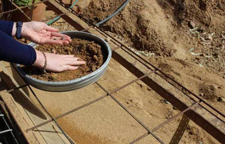 আলাস্কার ক্রো ক্রিকের প্রাকৃতিক সৌন্দর্য এখনও পর্যটকদের টানে। পাশপাশি এখানকার ছোটখাটো নদীতে পাওয়া যায় সোনা। ক্রে ক্রিক নদীর উৎসস্থলে প্রথম সোনার সন্ধান পাওয়া যায় ১৮৯৭ সালে।