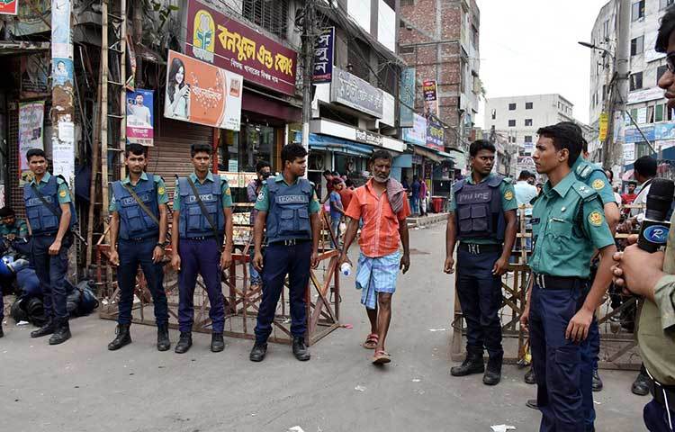 রাস্তায় ব্যারিকেট দিয়ে অবস্থান নিয়েছে পুলিশ। ছবি : বিপ্লব দিক্ষিৎ