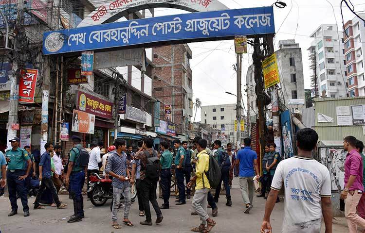 পুরান ঢাকার অনেক রাস্তা-ঘাটে যানচলাচল করছে না। ছবি : বিপ্লব দিক্ষিৎ