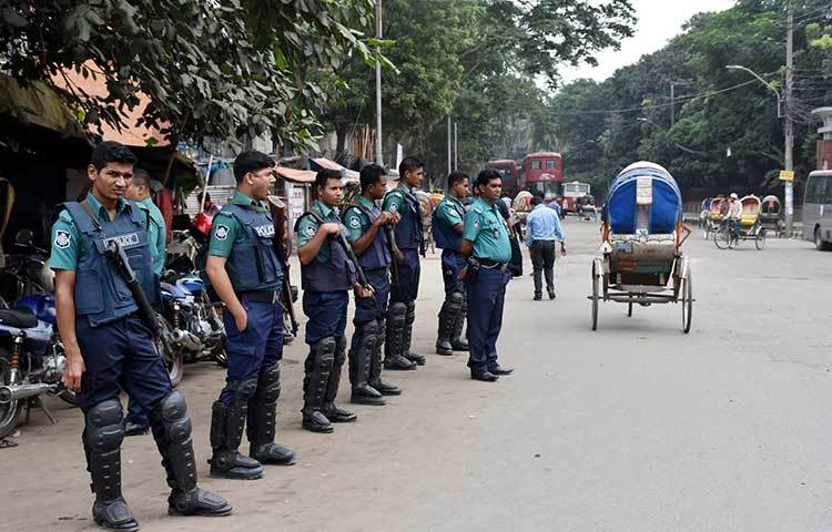 রাস্তায় সতর্ক অস্থানে রয়েছে পুলিশ। ছবি : বিপ্লব দিক্ষিৎ