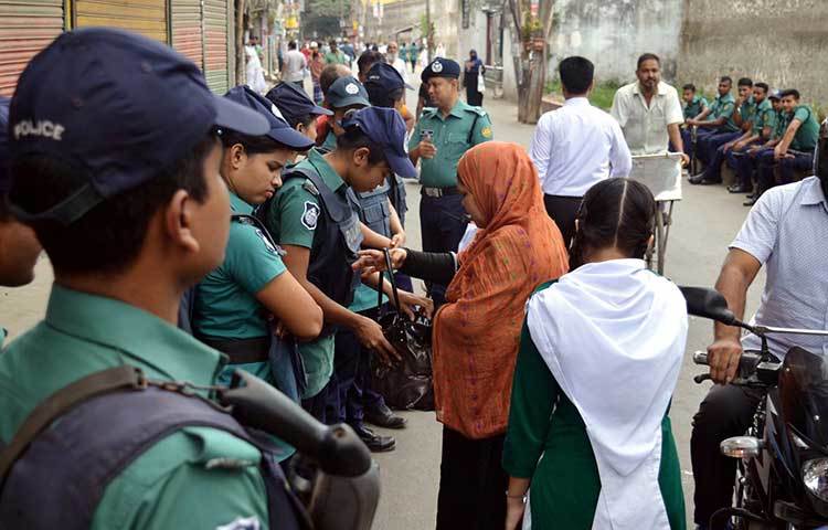 কাউকে সন্দেহ হলে পুলিশ তাকে তল্লাশি করছে। ছবি : বিপ্লব দিক্ষিৎ