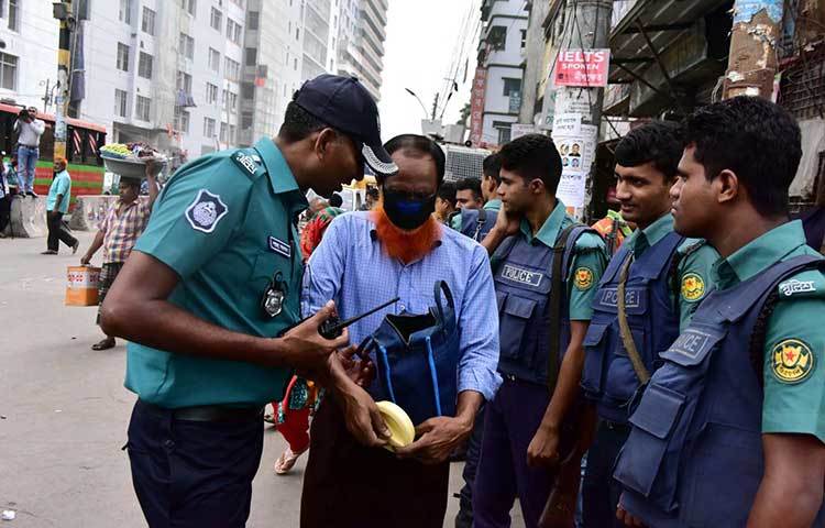 তল্লাশি চালাচ্ছে পুলিশ। ছবি : বিপ্লব দিক্ষিৎ