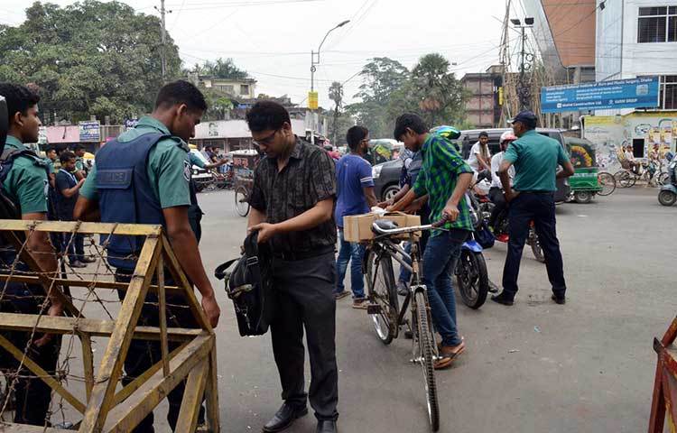অফিসগামী এক ব্যক্তিকে তল্লাশি চালাচ্ছে পুলিশ। ছবি : বিপ্লব দিক্ষিৎ