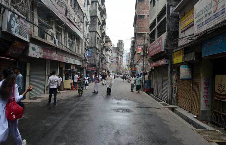 পুরান ঢাকার একটি রাস্তায় খুব কম লোক চলাচল করছে। ছবি : বিপ্লব দিক্ষিৎ