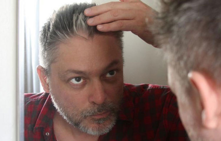 পেঁয়াজ বাটা চুলের অকালে পেকে যাওয়া ঠেকাতে অত্যন্ত কার্যকরী উপাদান। পেঁয়াজ বেটে প্রতিদিন চুলের গোড়ায় মালিশ করুন। ৩০ মিনিট পর ধুয়ে ফেলুন। অল্প কয়দিনের মধ্যেই পাকা চুলের সমস্যা অনেকটাই কমে যাবে।