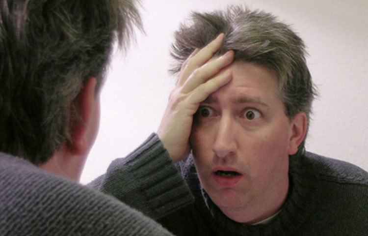 আমলকির গুঁড়োর সঙ্গে পাতিলেবুর রস মিশিয়ে প্রতিদিন অন্তত ৩০ মিনিট চুলের গোড়ায় মালিশ করুন। তারপর ভাল ভাবে ধুয়ে ফেলুন। পাকা চুলের সমস্যায় দ্রুত উপকার পাবেন।