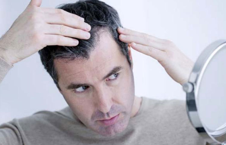 পাকা চুলের সমস্যা থেকে রেহাই পেতে হলে প্রতিদিন নারিকেল তেলের সঙ্গে লেবুর রস মিশিয়ে চুলের গোড়ায় মাখুন। সপ্তাহ দুয়েকের মধ্যেই পাকা চুলের সমস্যা অনেকটাই কমে যাবে।