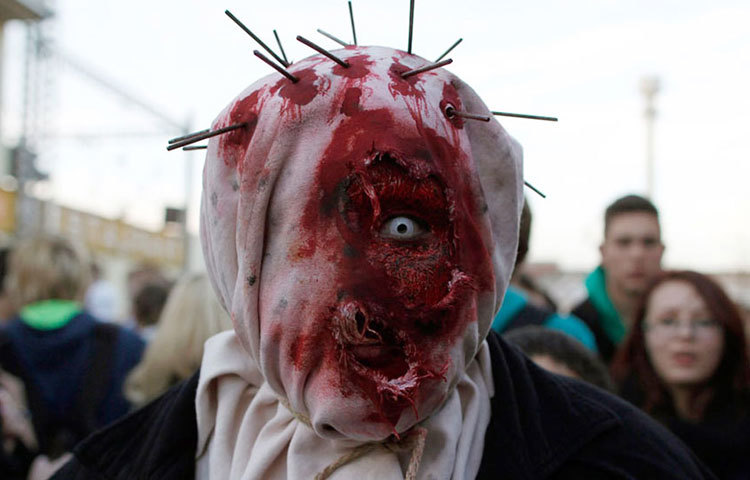 জার্মানি : জার্মানরা বিশ্বাস করেন হ্যালোউইনের রাতে মৃত অতৃপ্ত আত্মারা নেমে পৃথিবীতে। তাই এই রাতে ছুরি, কাঁচি সব লুকিয়ে ফেলেন তারা। বার্লিনের হ্যালোইন কস্টিউম পার্টির খ্যাতি পৃথিবী জোড়া।