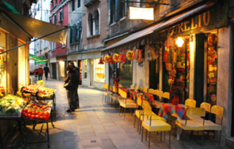 চেক রিপাবলিক : চেক রিপাবলিকের হ্যালোউইন উদযাপন কিন্তু অন্য দেশের থেকে একেবারেই আলাদা। বাড়ির ফায়ারপ্লেসের পাশে এ দিন রাতে পরিবারের প্রত্যেক মৃত সদস্যের জন্য চেয়ার সাজিয়ে রেখে ঘুমোতে যান সকলে। তাদের বিশ্বাস, হ্যালোইনের রাতে মৃত সদস্যদের আত্মারা নেমে এসে পরিবারের সঙ্গে কিছুটা সময় কাটিয়ে যান।