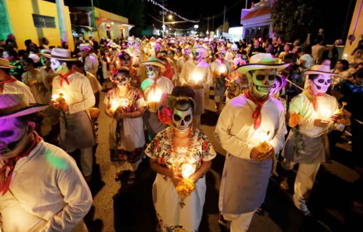 লাতিন আমেরিকা : লাতিন আমেরিকায় ‘অল সোলস ডে’ পালিত হয় ‘ডে অফ দ্য ডেড’ নামে। মেক্সিকো ও স্পেনে নভেম্বর মাসের প্রথম দু’দিন পালিত হয় মৃতদের দিন। এই দু দিন মৃতদের সমাধিক্ষেত্রে শ্রাদ্ধা জানানোর পরই সকলে মেতে ওঠেন উৎসবে। উৎসবের এই রীতি প্রায় হাজার বছরের প্রচীন।