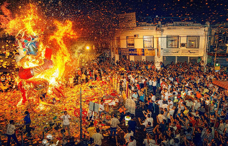 জাপান : জাপানে এই উৎসব ‘ফেস্টিভ্যাল অফ হাঙ্গরি গোস্টস’। তবে জাপানে ভূতেদের উৎসব অক্টোবর-নভেম্বরে নয়, চলে গোটা গরমকাল জুড়েই। এই সময় সারা রাত আগুন জ্বালিয়ে রাখেন জাপানিরা। এই সময় সারি সারি লাল কাগজ বা কাচের তৈরি লণ্ঠনে সেজে ওঠে রাস্তার দু পাশ।
