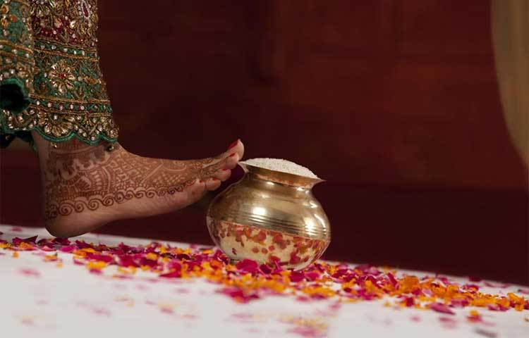 বিবাহিত জীবন সুখের হয় তখনই, যখন স্ত্রী সৎ ও বুদ্ধিমতি হয়।