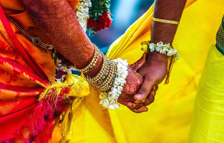 যে নারী তার নিজের পরিবারের সঙ্গে ছলনা করতে পারে, বিয়ের পরে স্বামীর সঙ্গেও একই কাজ করতে পারে সে। এমন নারীকে বিয়ে না করাই ভালো।