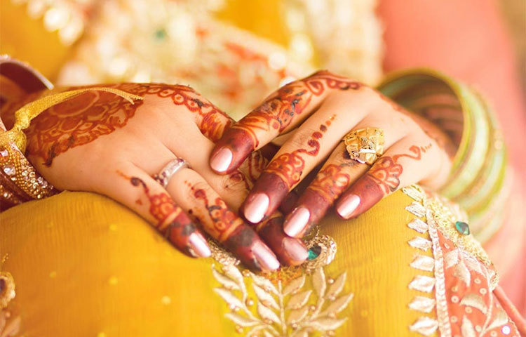 পরিবারের অন্য মহিলা সদস্যদের সঙ্গে বিবাদ করা বা নিজের স্ত্রীর সঙ্গে তাদের নিয়ে আলোচনার ফল কখনো ভালো হয় না।