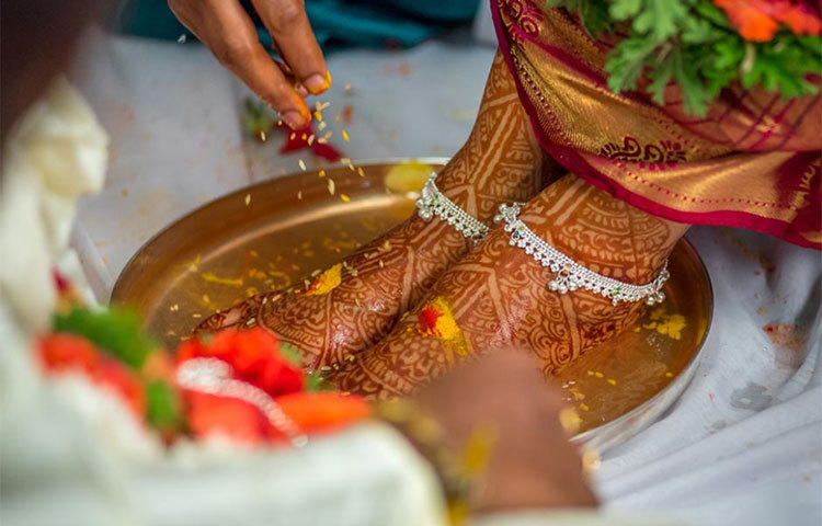 স্ত্রীর সঙ্গে খারাপ ব্যবহার করলে বিবাহিত জীবন কখনই সুখের হয় না।