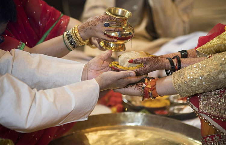 চাণক্যের মতে, স্বামীকে দেবতা রূপেই দেখা উচিত। তাহলেই সংসার সুখের হবে।