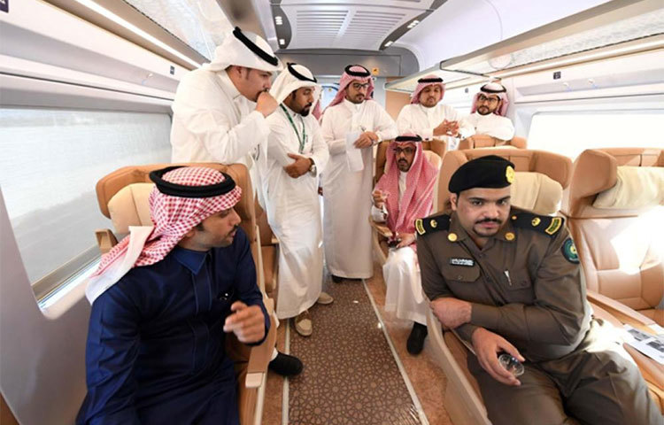 হারামইন এক্সপ্রেস ট্রেনে সৌদি সরকারের কর্মকর্তারা।