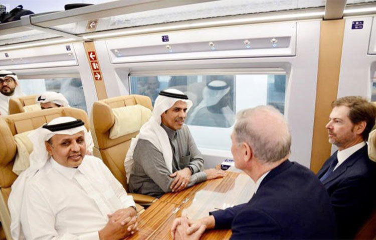 ট্রেনে ভ্রমণ করছেন যাত্রীরা। মক্কার উচ্চগতি সম্পন্ন ইলেক্ট্রিক ট্রেন পরিচালনাকারী স্থানীয় কর্তৃপক্ষ হারামাইন এক্সপ্রেসে প্রথম ভ্রমণের বিস্তারিত ঘোষণা করেছে।