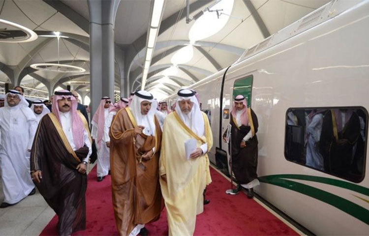 গত ২৫ সেপ্টেম্বর মঙ্গলবার বাদশাহ সালমান বিন আব্দুল আজিজ জেদ্দাস্থ আল-সুলেমানিয়া স্টেশনে মধ্যপ্রাচ্যের সবচেয়ে বড় ইলেক্ট্রিক উচ্চগতির ট্রেন প্রকল্পের অধীন হারামাইন এক্সপ্রেস ট্রেনটি উদ্বোধন করেন।