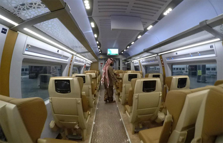 হারামইন এক্সপ্রেস ট্রেনের ভেতরে রয়েছে আধুনিক সব সুযোগ সুবিধা।