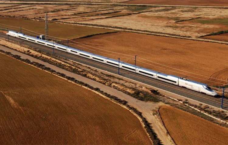 মরুর বুক চিড়ে ছুটছে হারামইন এক্সপ্রেস ট্রেন।