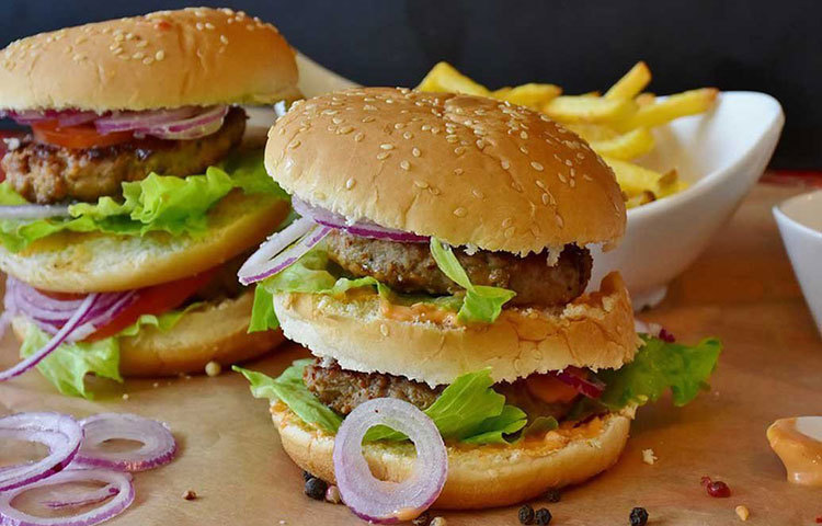 জাঙ্ক ফুড ও ঠান্ডা পানীয় একেবারে নয়। হার্টের পক্ষে সবচেয়ে ক্ষতিকারক এই ধরনের খাবার। এই খাবারগুলির ফ্যাট, অ্যাডেড সুগার ও সংরক্ষণের উপযোগী করে তোলার জন্য ব্যবহৃত রাসায়নিকগুলো শরীরের জন্য অত্যন্ত বিপজ্জনক।