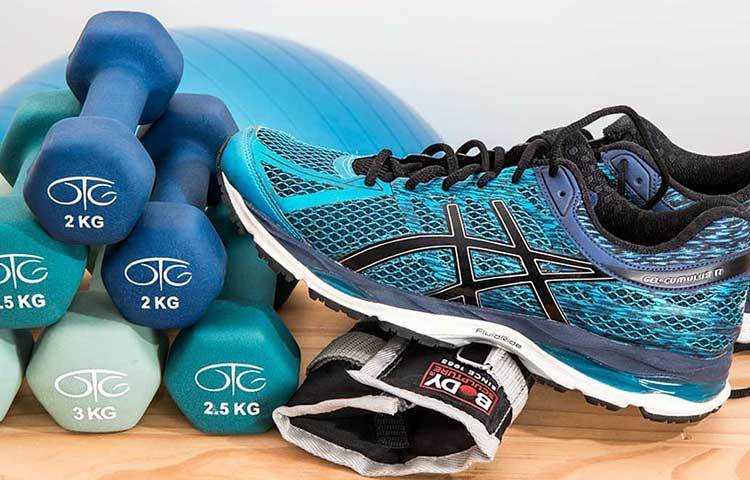 শারীরিক পরিশ্রম করুন। কিছু না পারলে জোরে হাঁটুন অন্তত আধ ঘণ্টা। শরীরের সঙ্গে মনেরও যত্ন নিন। মানসিক চাপ কমিয়ে সুস্থ থাকুন। প্রিয় জনের সঙ্গে হাসি-আনন্দ-খুনসুটিতে ভরিয়ে রাখুন জীবন। ব্যক্তিগত ভাবে সুখী মানুষের হার্টের অবস্থা তুলনামূলকভাবে ভালো হয় বলে দাবি বিশেষজ্ঞদের।