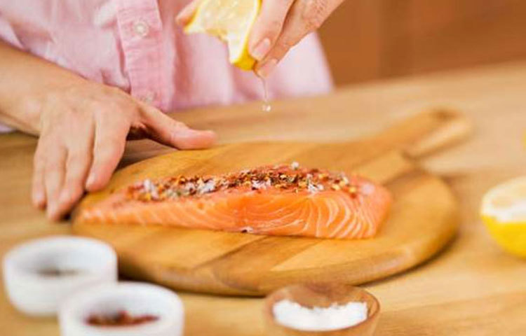 পাকা মাছ খান মন ভরে। বিশেষ করে সলমন মাছ খেতে পারেন। ওমেগা থ্রি থাকায় আপনার হার্ট সুস্থ থাকবে।