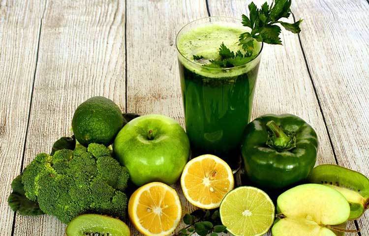 হার্ট ভাল রাখতে প্রচুর পরিমাণে সবুজ শাক-সব্জি খান। তেল, মাখনও নিয়ন্ত্রণ করুন। রেড মিট থেকে চাইলে চর্বি বাদ দিয়ে কিনুন। তা-ও সপ্তাহে এক দিন দু’টুকরোর বেশি নয়। আধুনিক গবেষণা বলছে, কার্বোহাইড্রেটও হার্টের জন্য ভালো নয়। তাই লো কার্বস ডায়েট বজায় রাখুন।