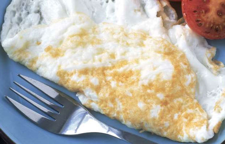 ডিমের সাদা অংশে অফুরন্ত প্রোটিন থাকায় হার্টের পক্ষে ভালো। আবার চিকিৎসকরা জানাচ্ছেন, হার্টের জন্য ডিমের কুসুম ততটাই বিপজ্জনক। কারণ, কুসুমে রয়েছে অত্যাধিক কোলস্টেরল।